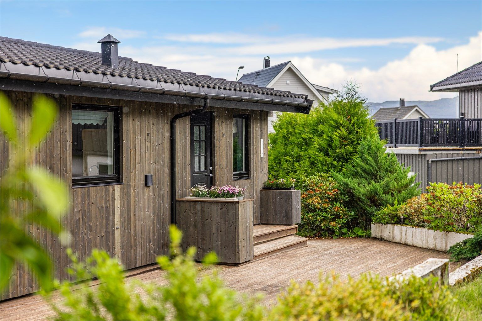 Eiendommen har en opparbeidet tomt med plenarealer og beplantning.