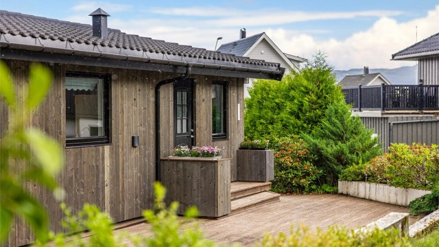 Eiendommen har en opparbeidet tomt med plenarealer og beplantning.