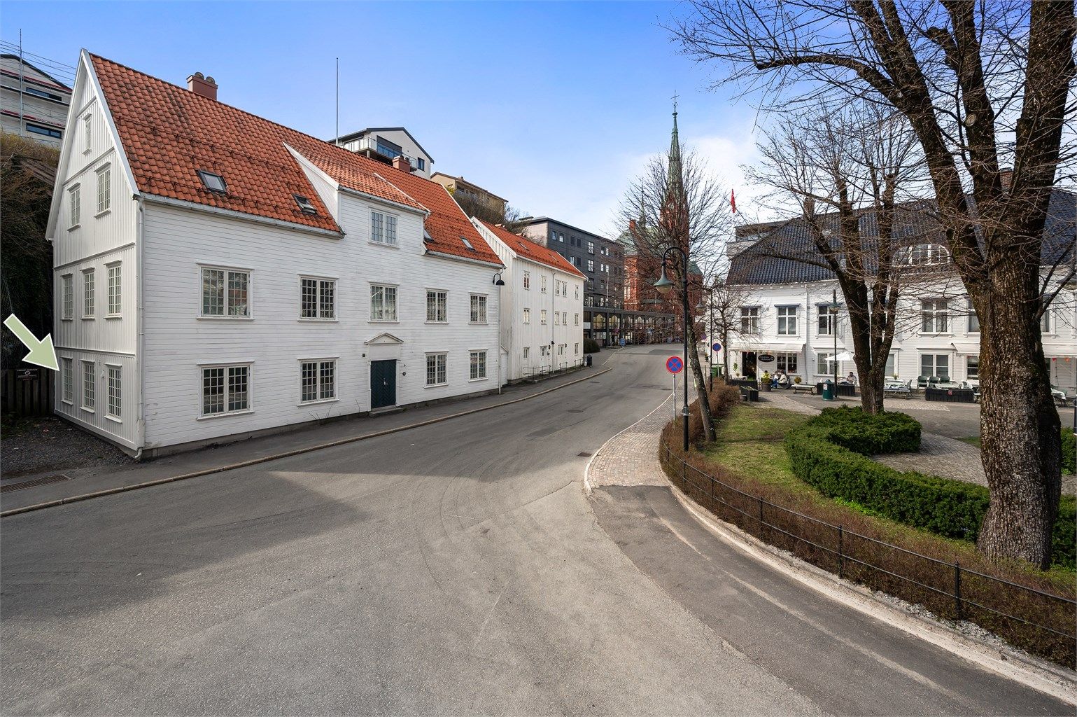 Leiligheten ligger i 1. etasje og har bruksrett til uteplass like utenfor. 