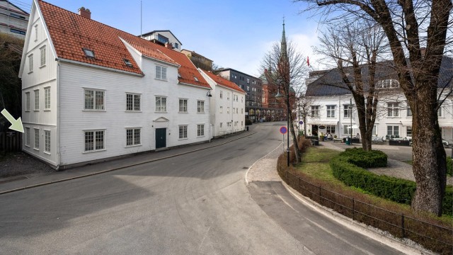 Leiligheten ligger i 1. etasje og har bruksrett til uteplass like utenfor.