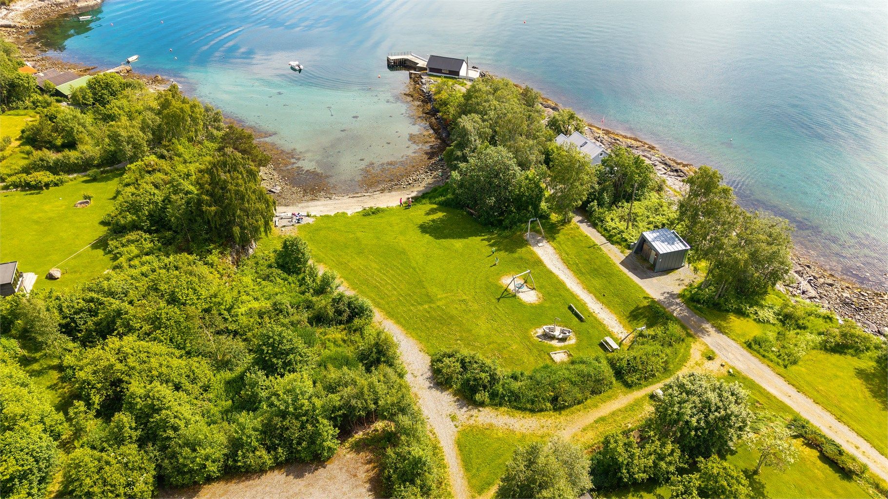 Idylliske friområder og badeplasser ved sjøens sydøst for eiendommen
