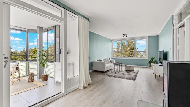 Leilighetens stue har en luftig og åpen planløsning med god plass til ulike møbelgrupper. Foto: Haiman Askari/Knipzet AS