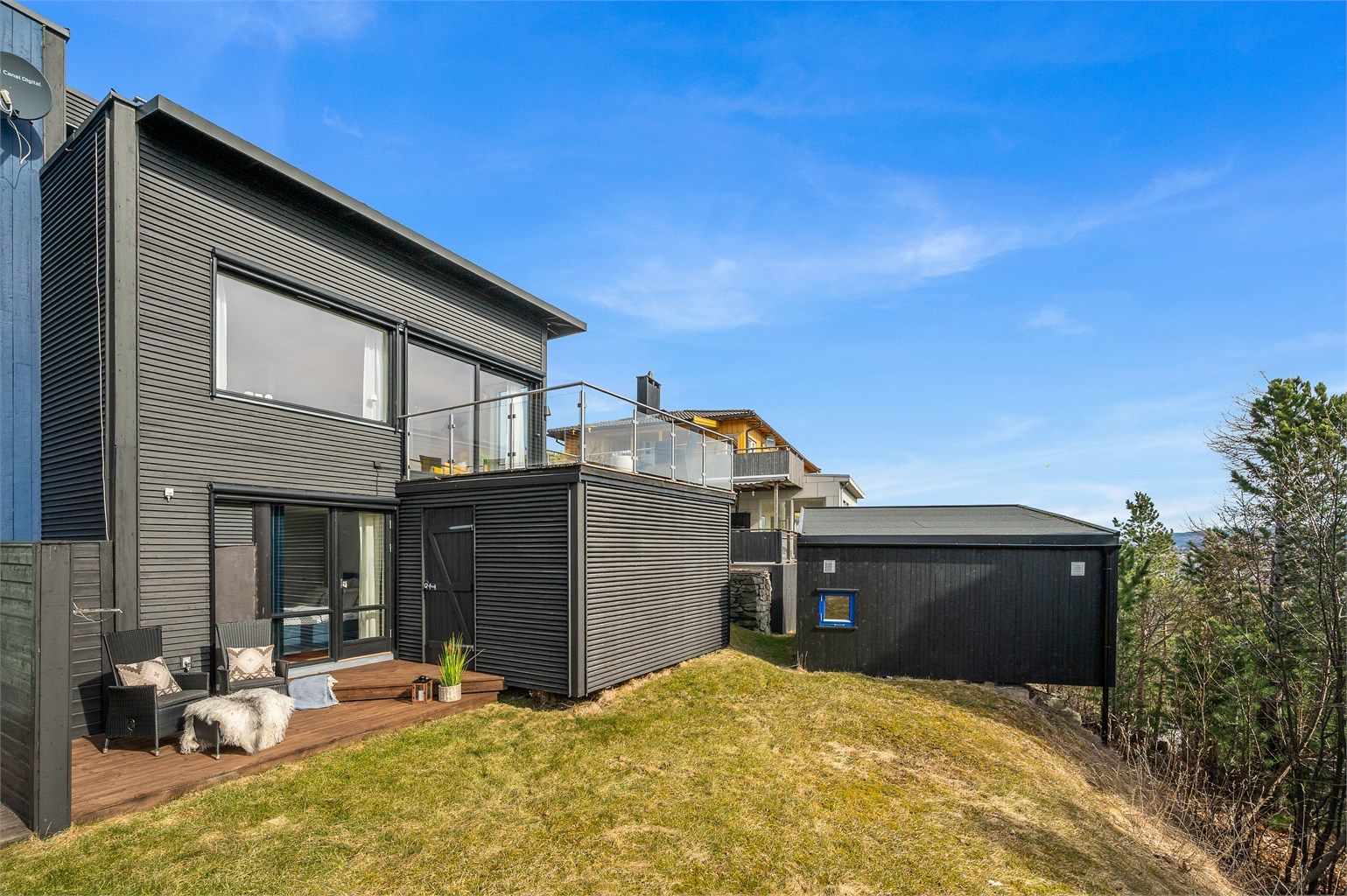 Boligens moderne fasade og arkitektoniske uttrykk gir et stilrent og helhetlig inntrykk, samtidig som utearealene er godt utnyttet. Boligen disponerer to uteboder på til sammen 9 kvm. 