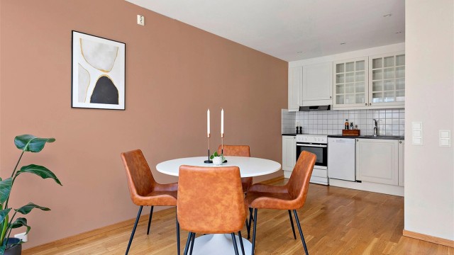 Spisebord og stoler kan plasseres i praktisk tilknytning til kjøkkenet.