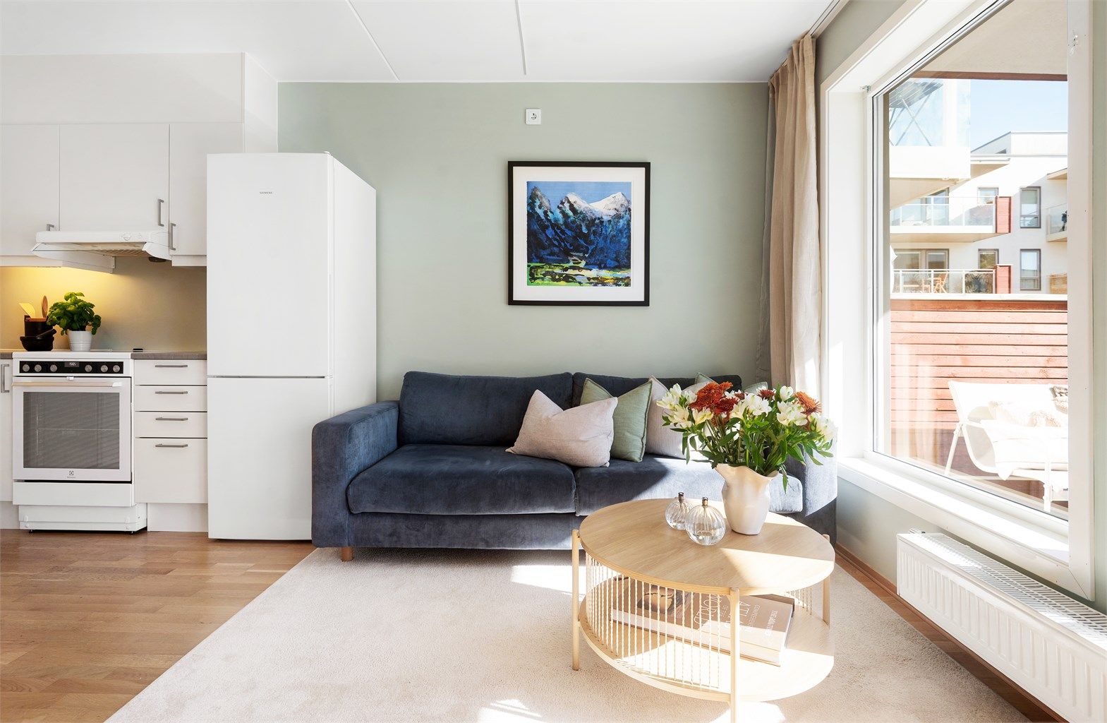 Kombinasjonen av balansert ventilasjon og oppvarming via radiatorer bidrar til et behagelig inneklima året rundt.