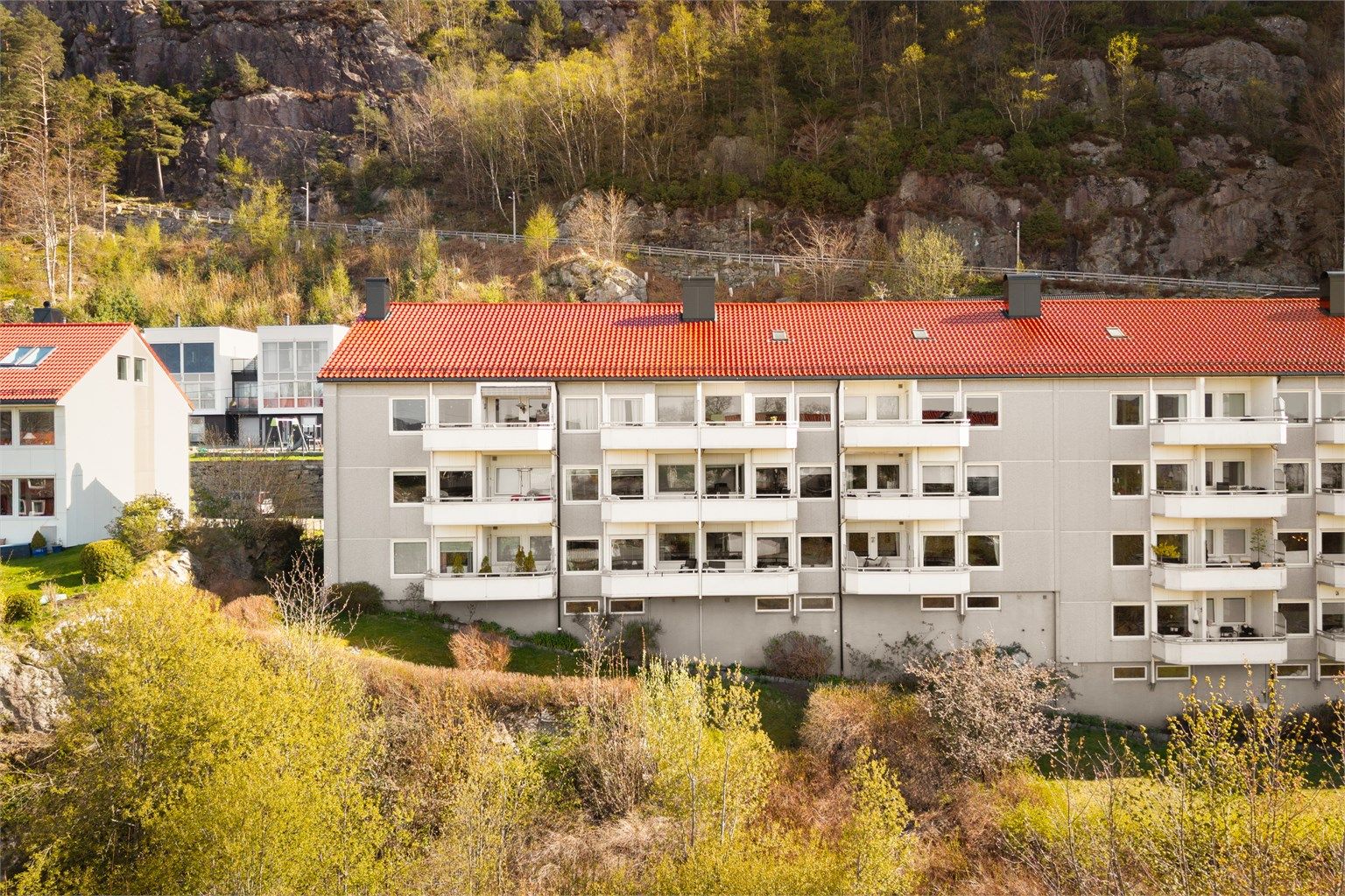 Fra boligen tar det ca. 2 minutter å gå til dagligvarebutikken Spar og bussholdeplass. Det er også gangavstand til Rema 1000, Norges Handelshøyskole og diverse servicetilbud.