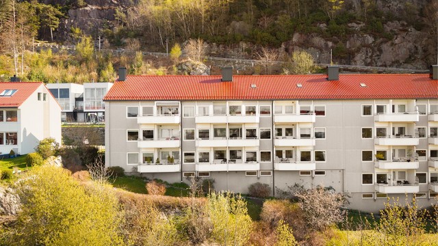 Fra boligen tar det ca. 2 minutter å gå til dagligvarebutikken Spar og bussholdeplass. Det er også gangavstand til Rema 1000, Norges Handelshøyskole og diverse servicetilbud.