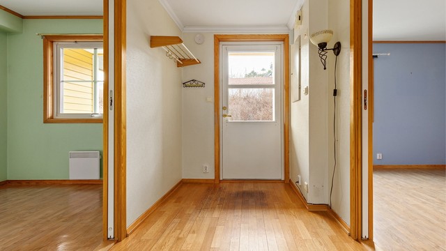 Entre med soverom 1 og 2 på hver sin side