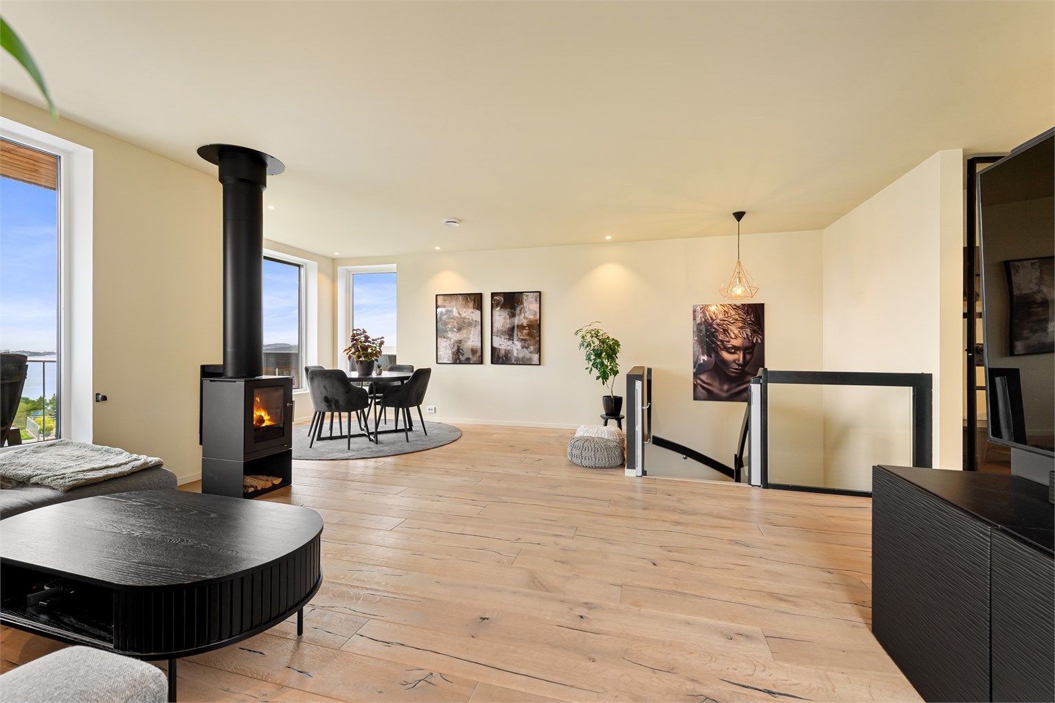 Romslig stue med god plass til flere soner og sittegrupper