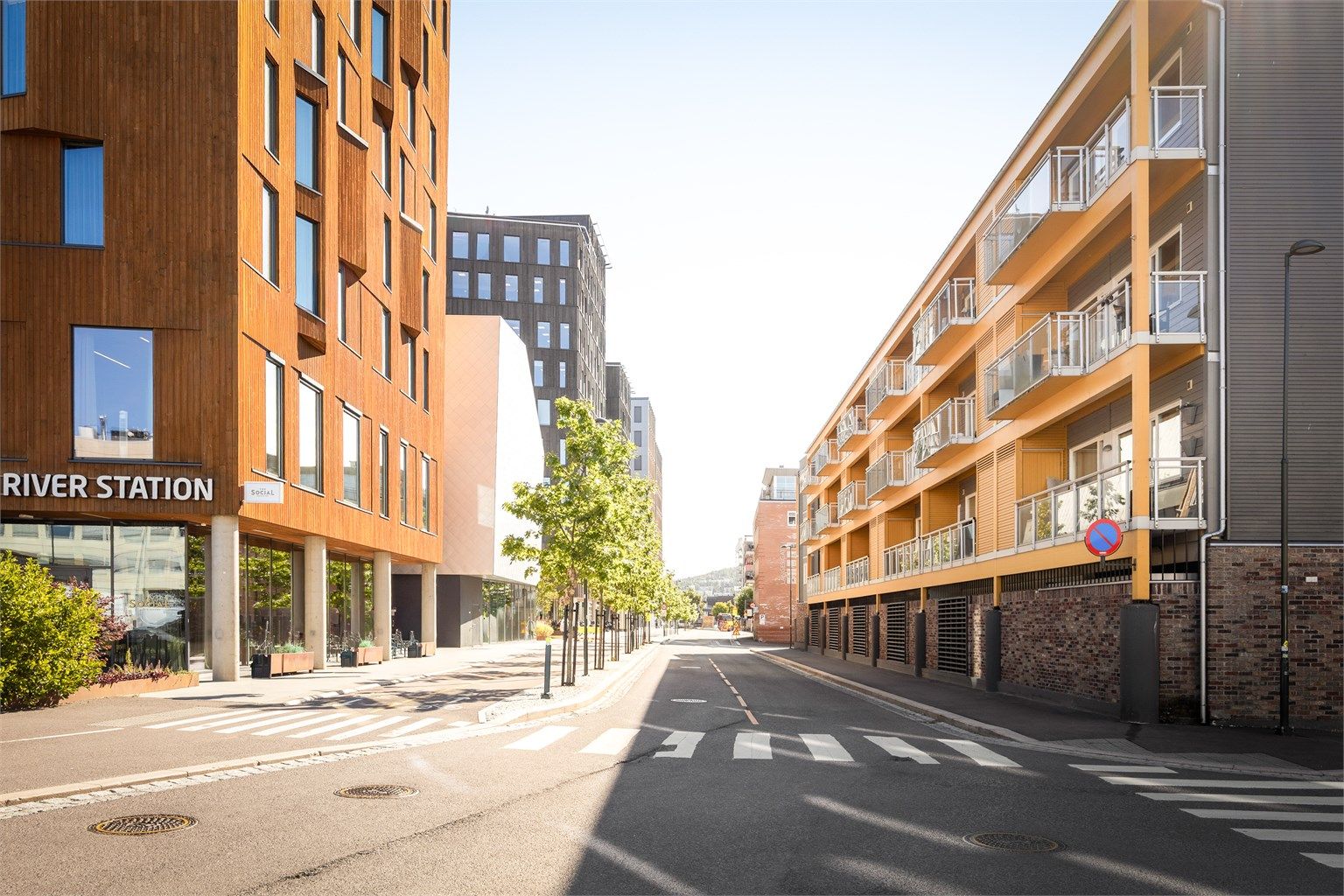 Togstasjon samt bussknutepunkt få minutters gange unna ligger alt til rette for en enkel pendlerhverdag.