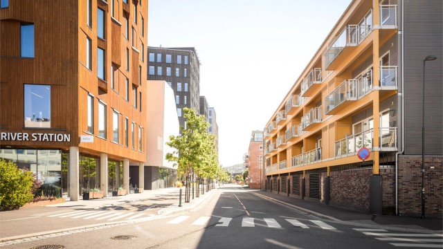 Togstasjon samt bussknutepunkt få minutters gange unna ligger alt til rette for en enkel pendlerhverdag.