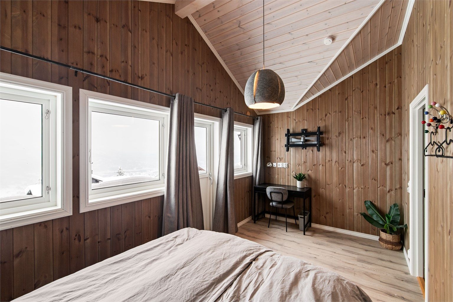 Stort og fint soverom med utgang til terrasse/hage