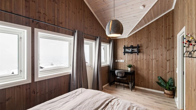 Stort og fint soverom med utgang til terrasse/hage