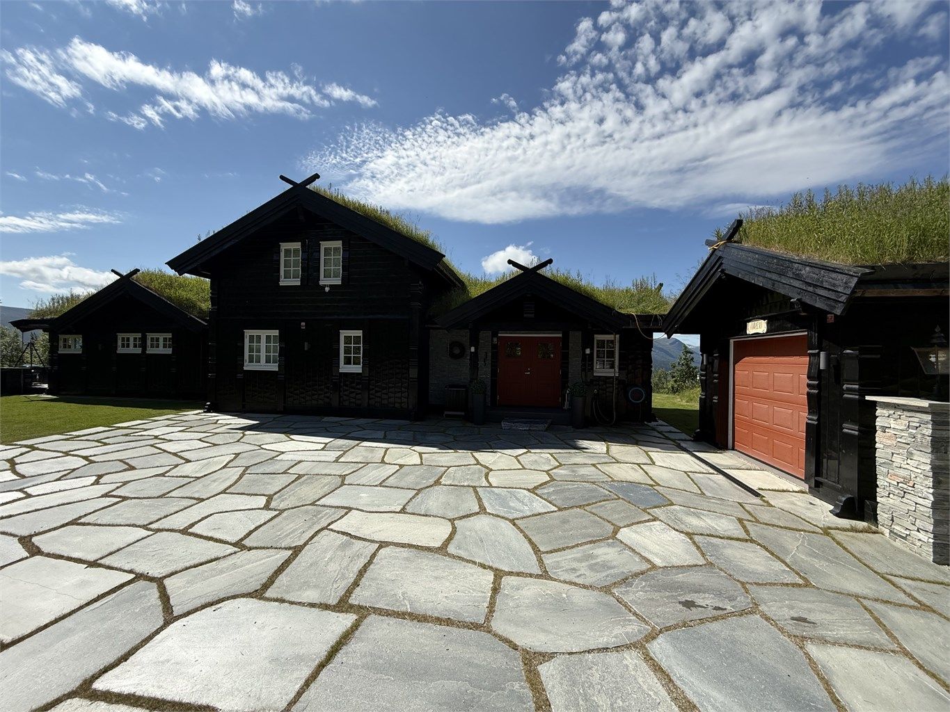 Hele gårdsplassen er belagt med skifer, levert og lagt av fagfolk fra Norheim Naturskifer.