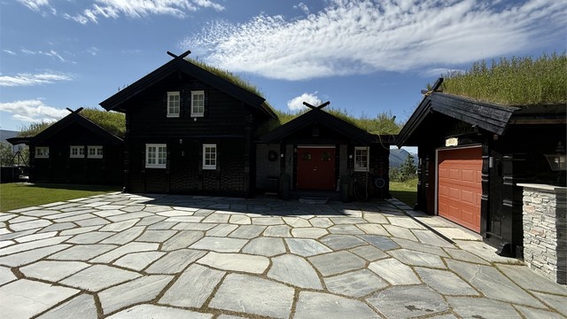 Hele gårdsplassen er belagt med skifer, levert og lagt av fagfolk fra Norheim Naturskifer.
