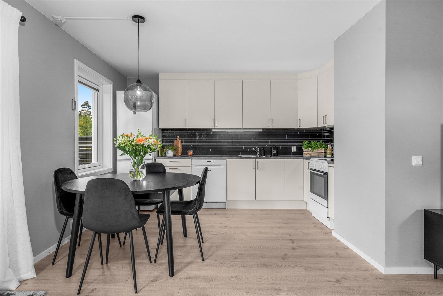 Kjøkken i åpen løsning mot stuen gjennomført på en god måte. Komfyr og oppvaskmaskin medfølger salget.