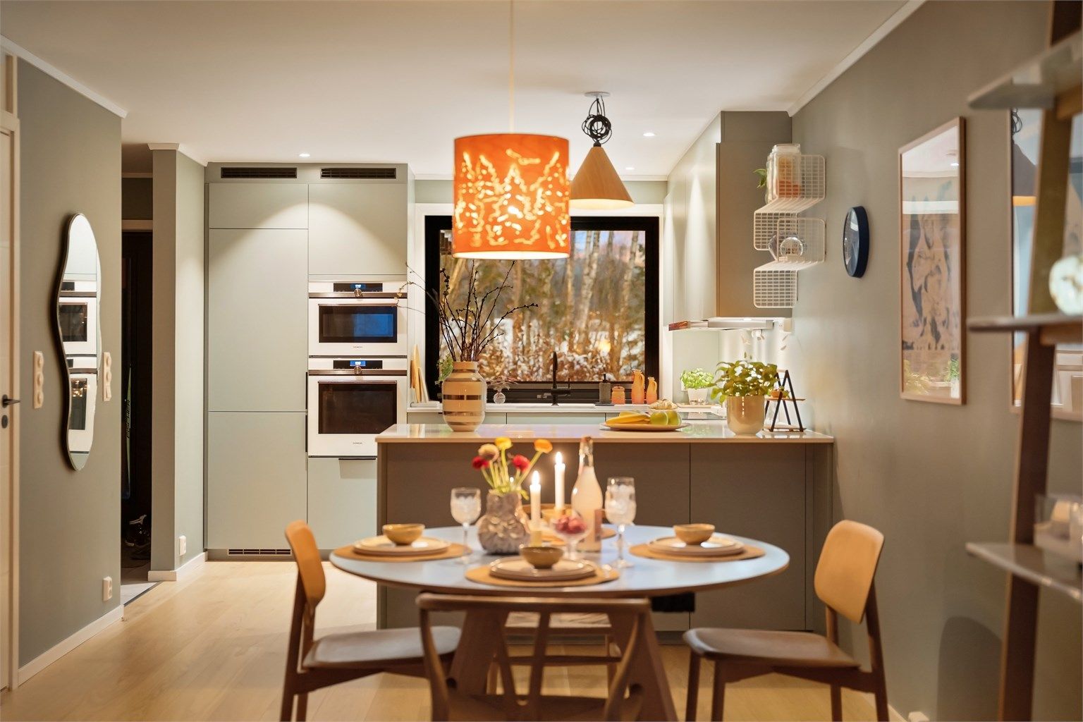 Dette familievennlige rekkehuset har en flott planløsning og går over 3 plan