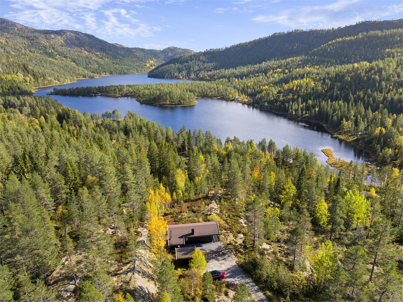 Fritidsbolig med frittstående anneks og romslige terrasseflater, vakkert plassert i et etablert hytteområde ved Gjevden.
