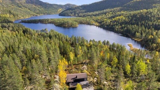 Fritidsbolig med frittstående anneks og romslige terrasseflater, vakkert plassert i et etablert hytteområde ved Gjevden.