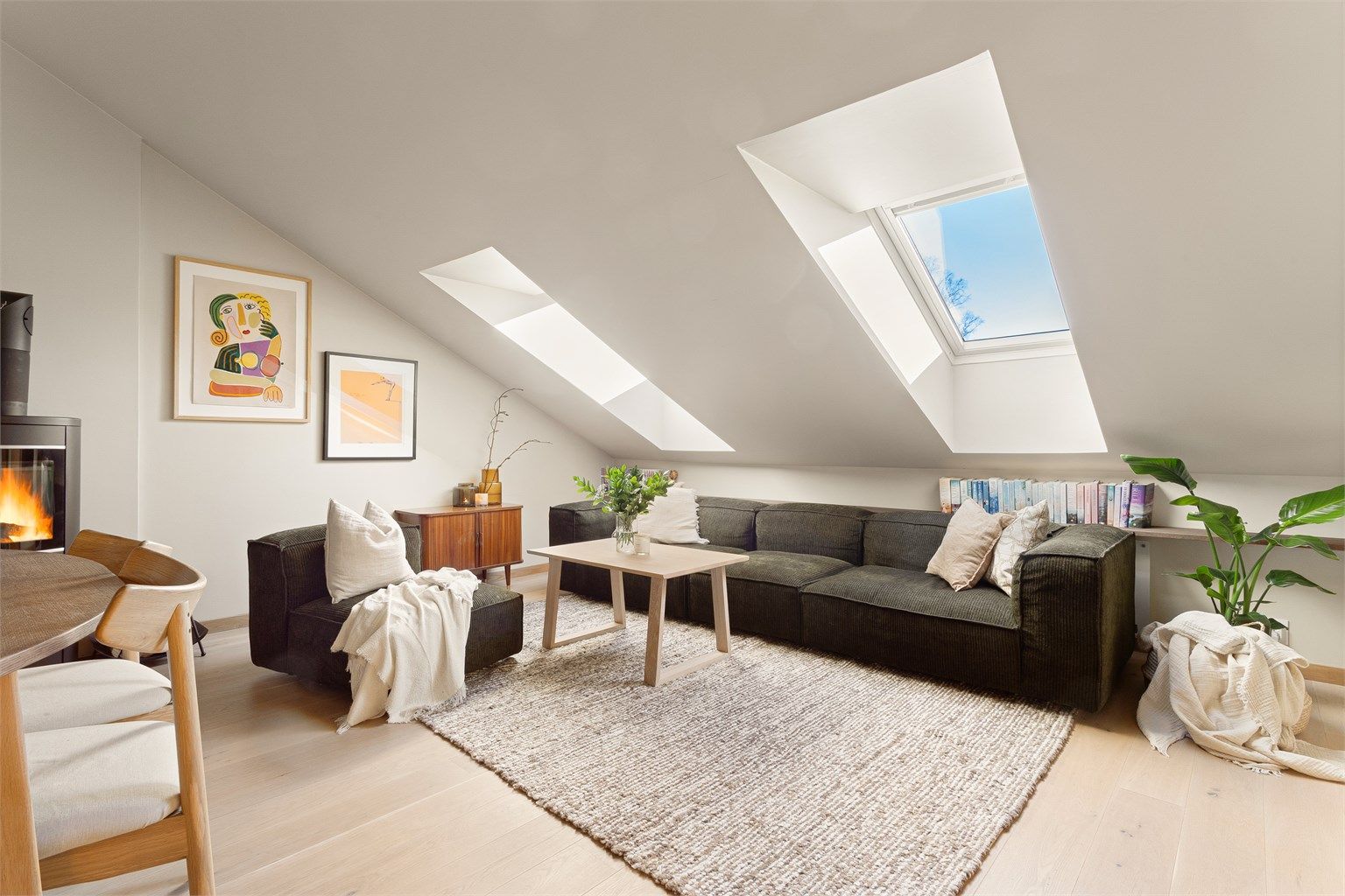 De sjarmerende takvinduene gir en særegen karakter til rommet