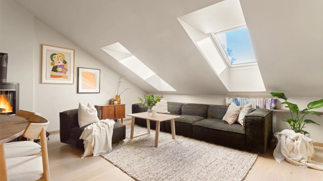 De sjarmerende takvinduene gir en særegen karakter til rommet