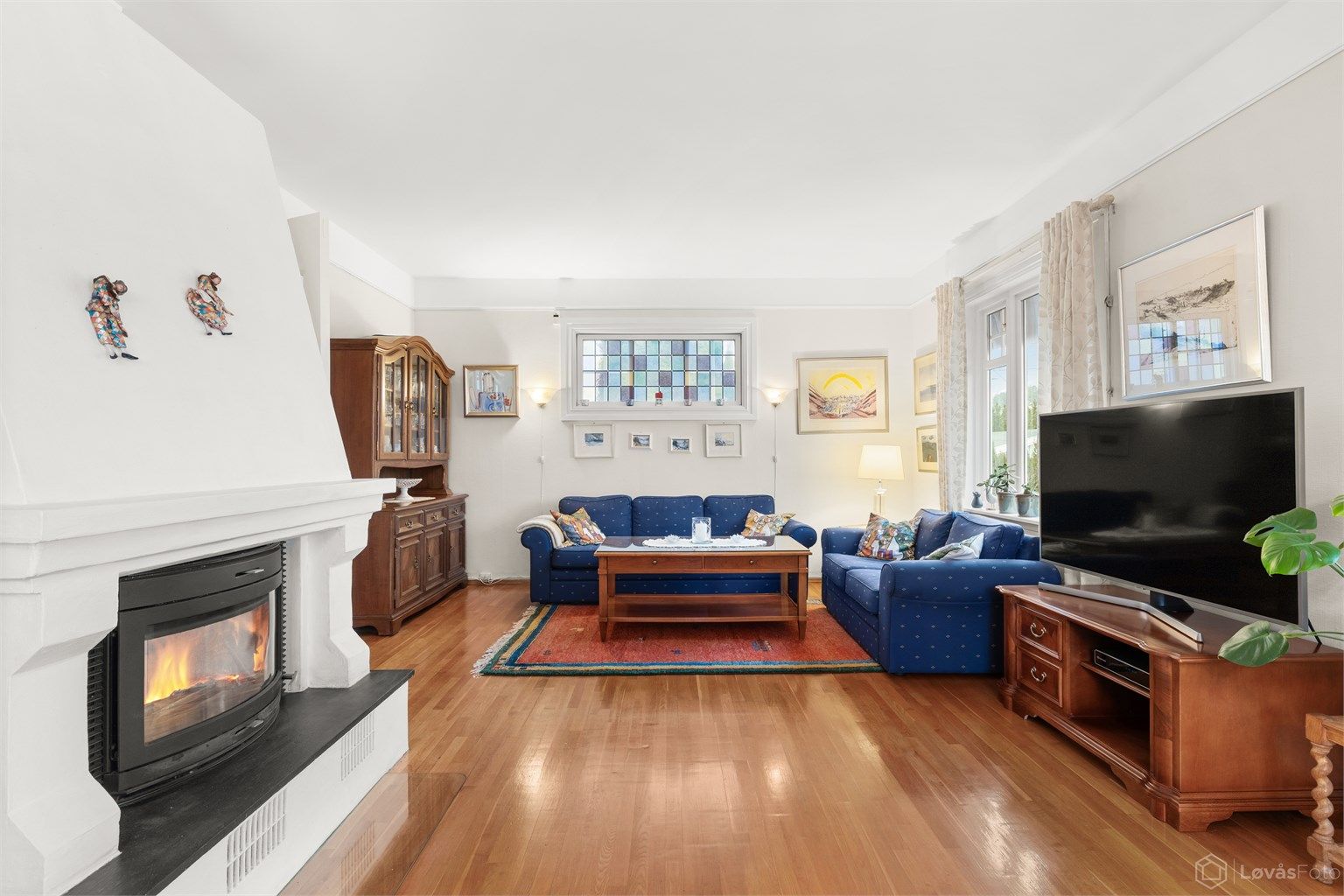 Peisen fra 2019 er et naturlig samlingspunkt i stuen og gir en lun atmosfære.