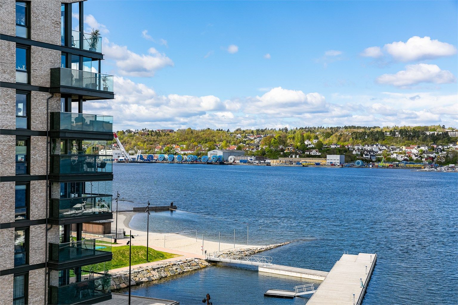 Her er det både restauranter, kafeer, båthavn, strand og brygge i nærheten.