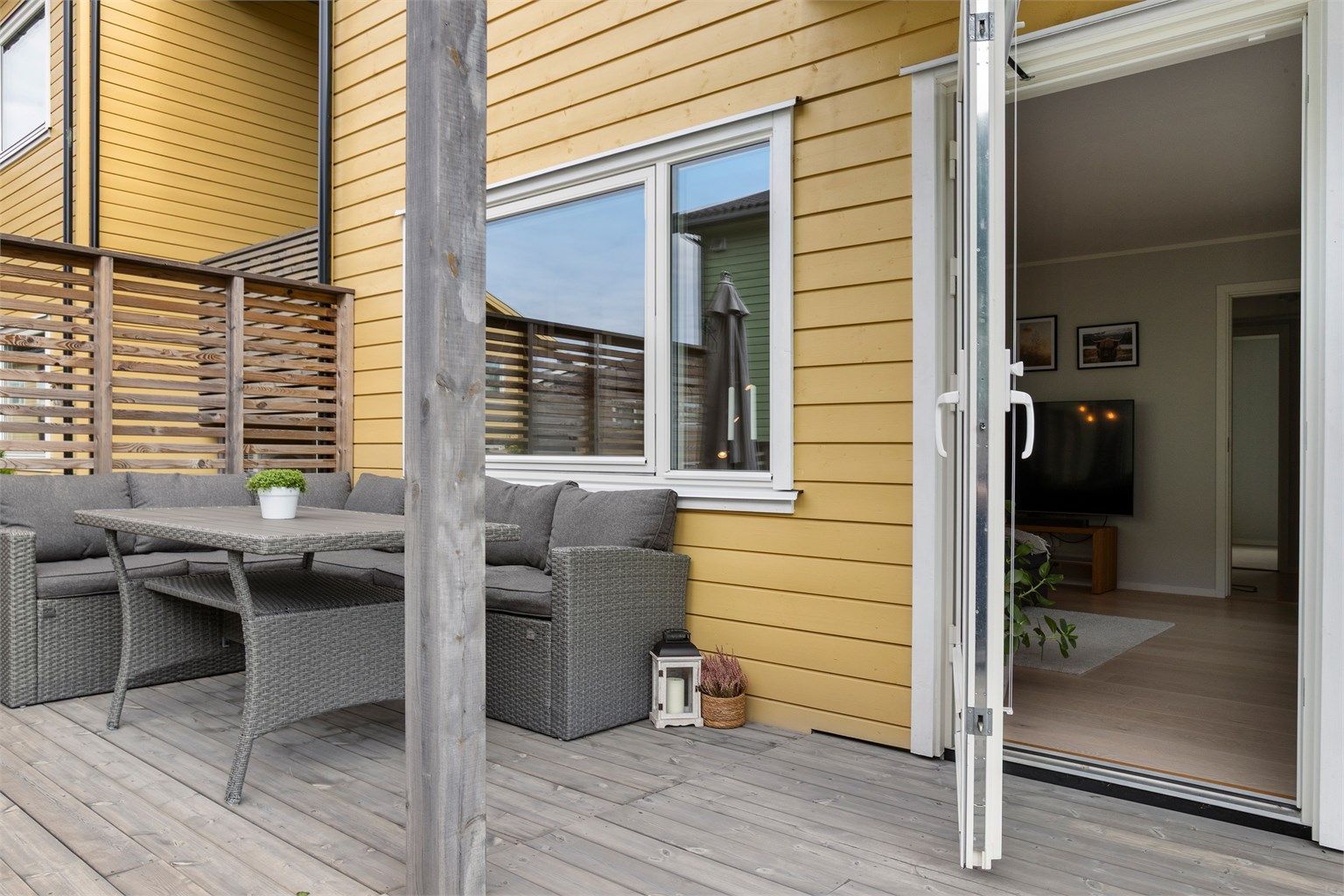 Den delvis overbygde terrassen på 28 m² fungerer som en forlengelse av stuen.
