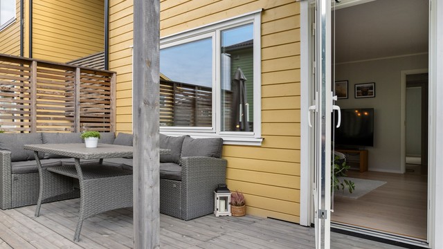 Den delvis overbygde terrassen på 28 m² fungerer som en forlengelse av stuen.