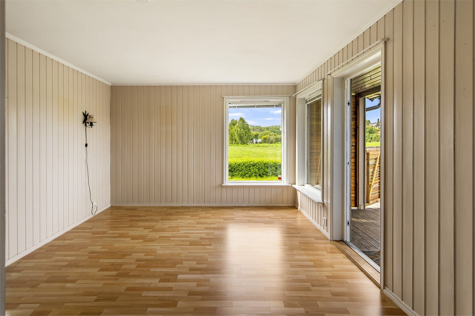 Fra stuen er det direkte utgang til en syd- og vestvendt uteplass.
