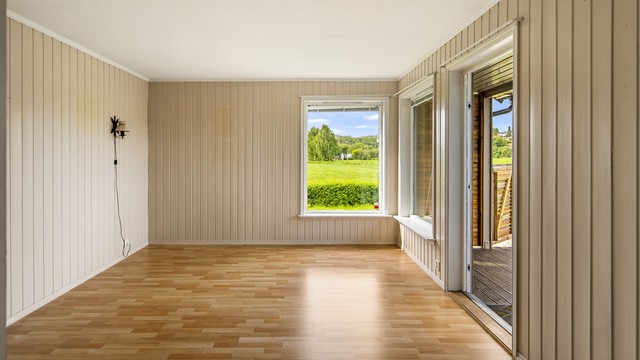 Fra stuen er det direkte utgang til en syd- og vestvendt uteplass.