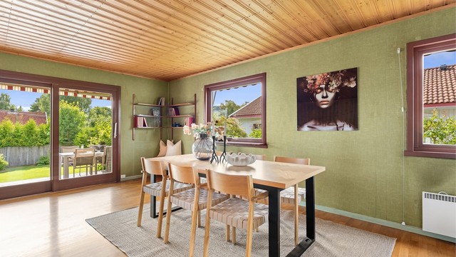 Den overbygde uteplassen fungerer som en forlengelse av stuen på sommerstid.