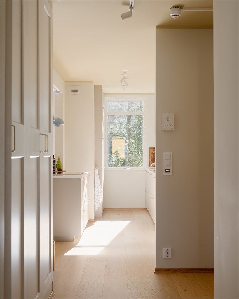 Gangen nyter godt av kjøkkenlyset, og gulvvarmen under parketten sørger for at du aldri starter dagen med kalde tær. La oss ta turen ut!