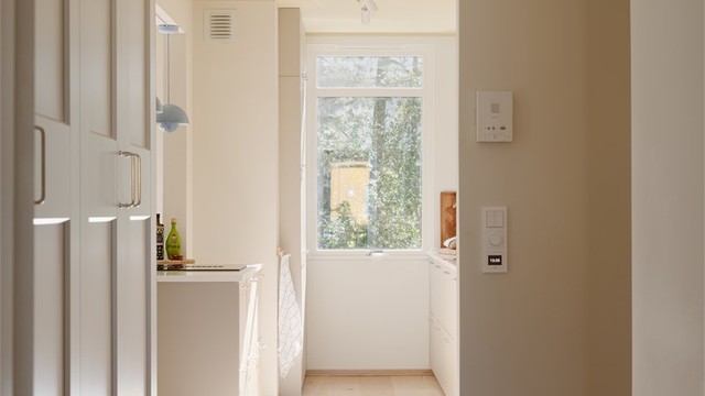 Gangen nyter godt av kjøkkenlyset, og gulvvarmen under parketten sørger for at du aldri starter dagen med kalde tær. La oss ta turen ut!