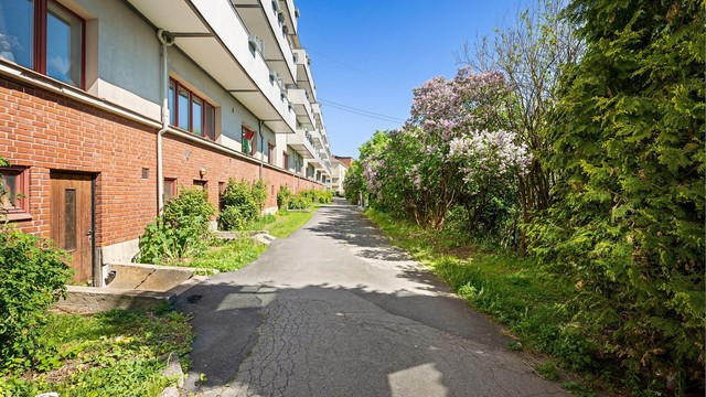 Bygget er fra 1938 og har fellesarealer opparbeidet med plen og beplantning.