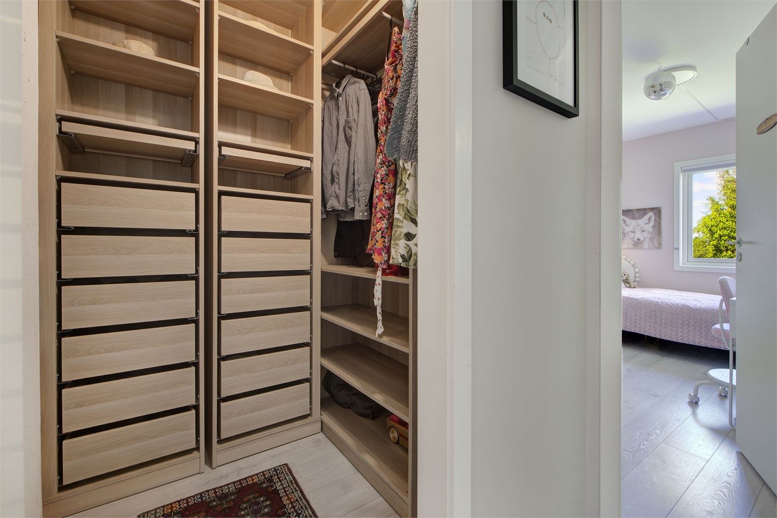 Garderobe - adkomst fra gang i 2. etasje - praktisk garderobeløsning følger