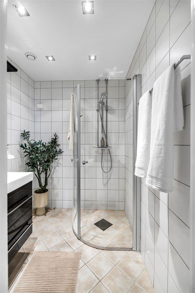 Badet er utstyrt med dusjhjørne, servantinnredning og har opplegg for vaskemaskin.