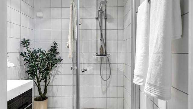 Badet er utstyrt med dusjhjørne, servantinnredning og har opplegg for vaskemaskin.