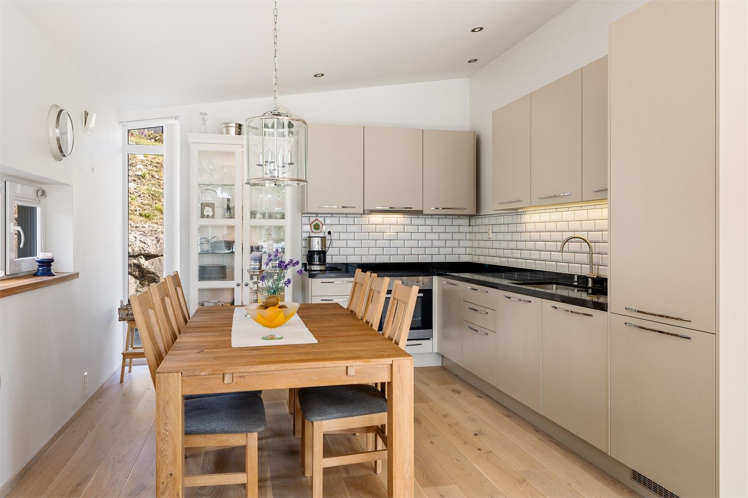 LYST OG LETT: Interiør og fargevalg lyst md innslag av noe farge.