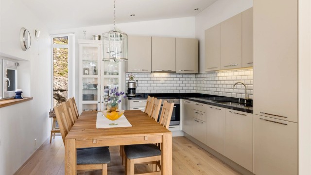 LYST OG LETT: Interiør og fargevalg lyst md innslag av noe farge.