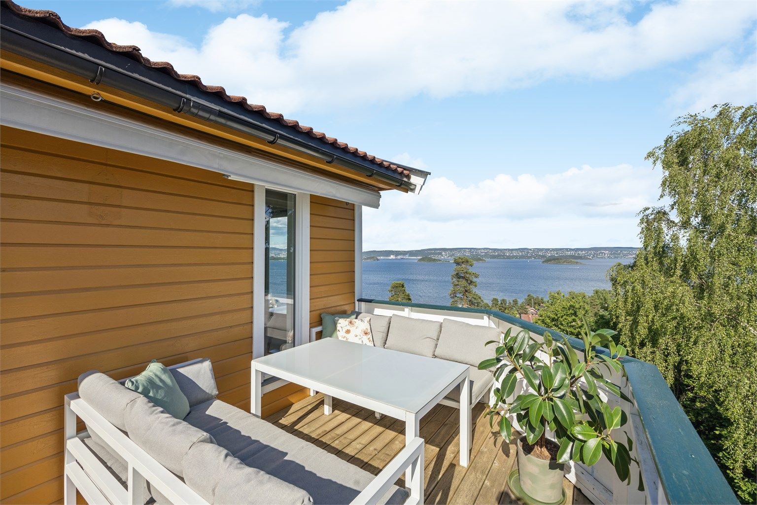 Her kan du nyte lange soldager og en imponerende utsikt over fjorden.