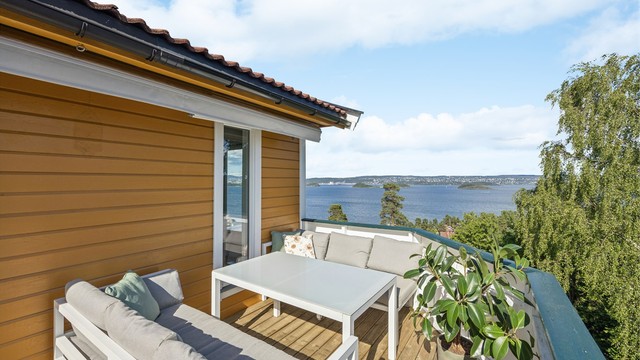 Her kan du nyte lange soldager og en imponerende utsikt over fjorden.