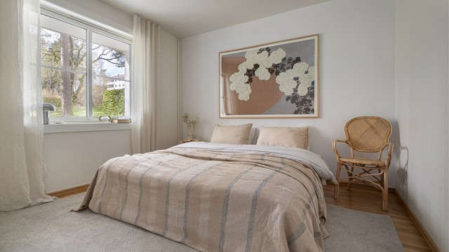 Boligens soverom er av god størrelse og har rikelig med plass til dobbeltseng og tilhørende nattbord