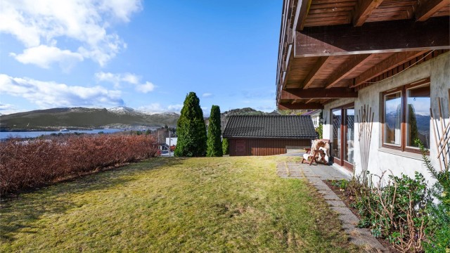 I hagen er er det god plass for lek og utendørsaktiviteter for hele familien
