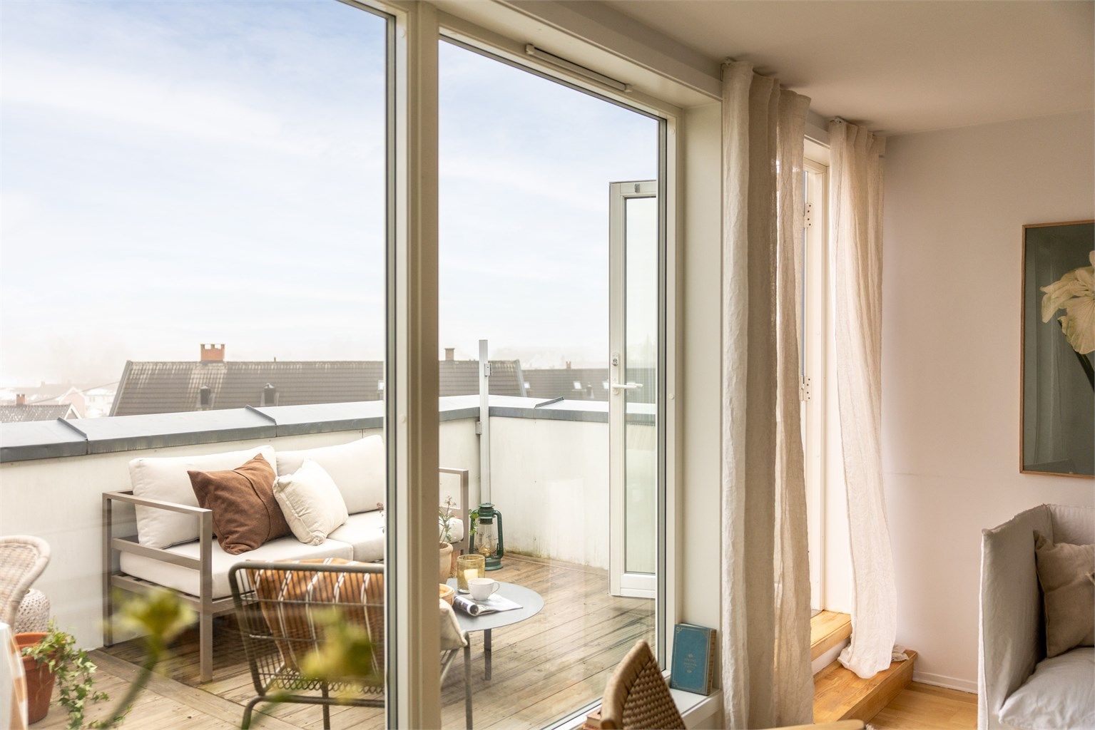 Fra stuen er det utgang til en flott balkong som strekker seg langs hele stuen 