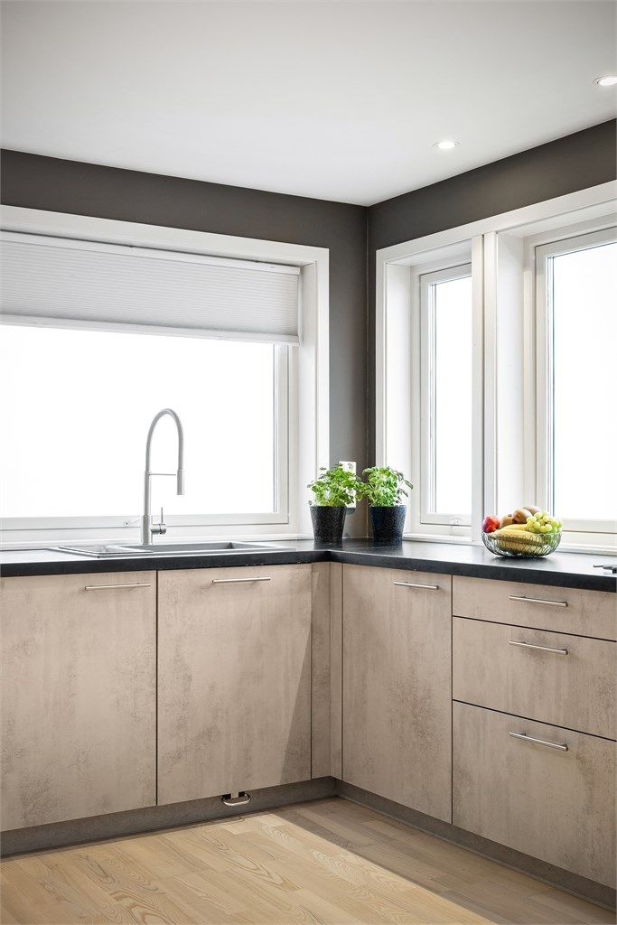 God arbeidsbenk med mye plass - Kjøkkenet har blitt flyttet fra opprinnelig godkjent plassering, del av rommet har også blitt utvidet (ikke byggemeldt).