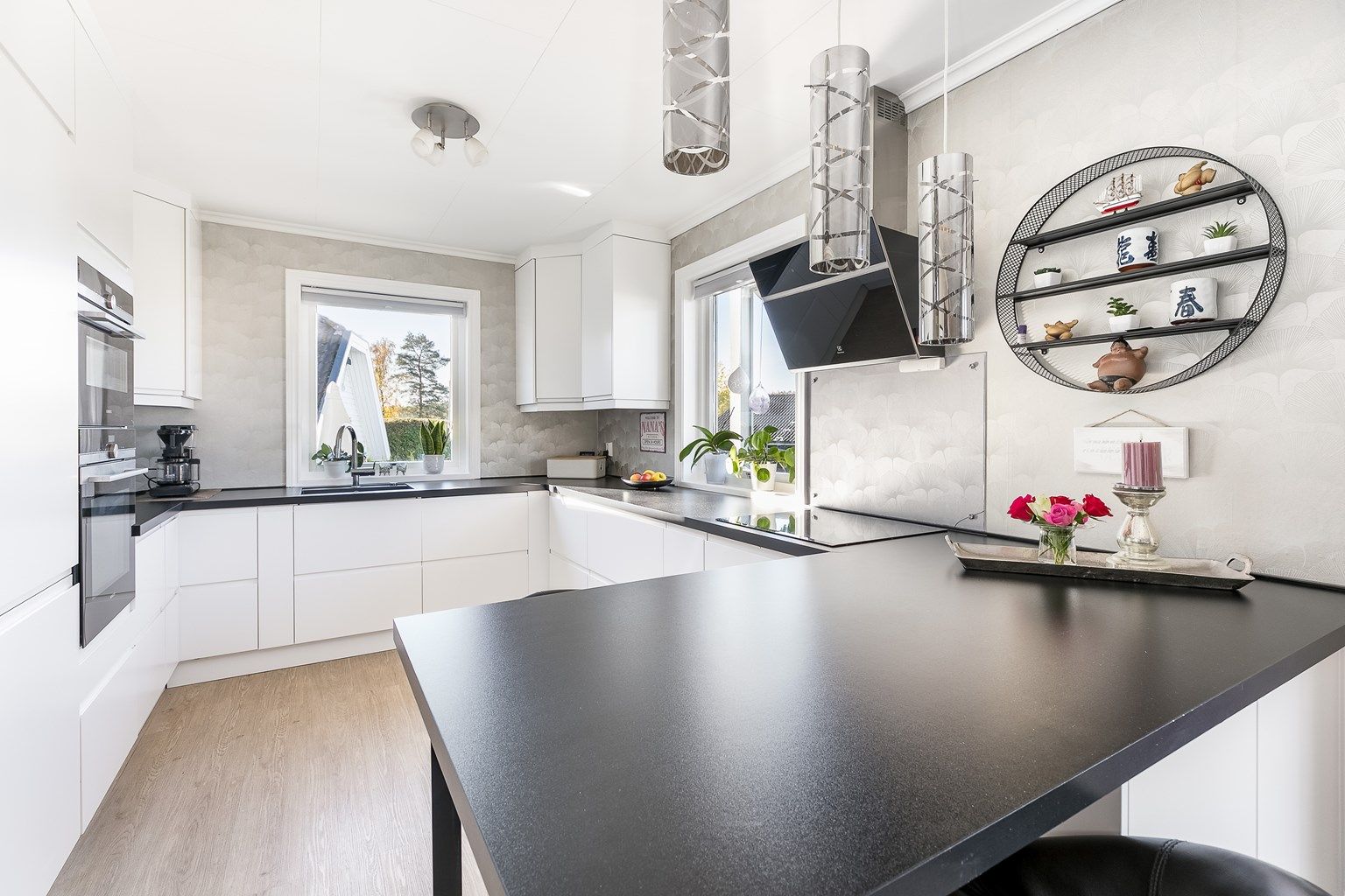 Kamboveien 56 formidles av Krogsveen.
Kjøkkenet er oppgradert med ny innredning fra Epoq, inkludert en smart barløsning som er ypperlig blant annet for mindre måltider. 