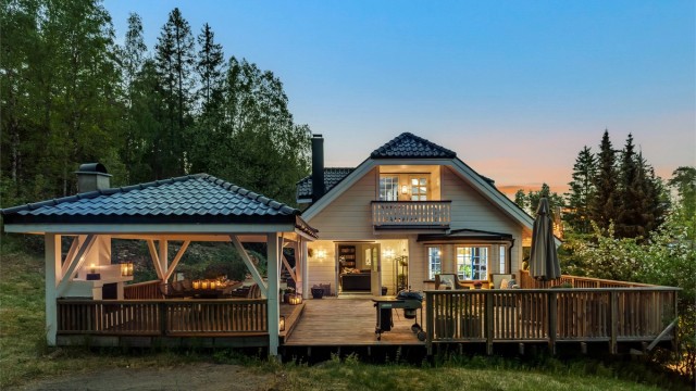 Boligen har pent opparbeidet tomt med solrik markterrasse på ca. 118 m² - Marka som nærmeste nabo