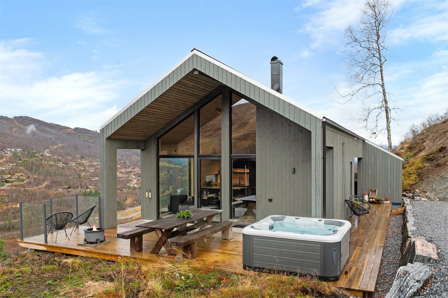 Stor markterrasse/platting med god plass til sosialt samvær