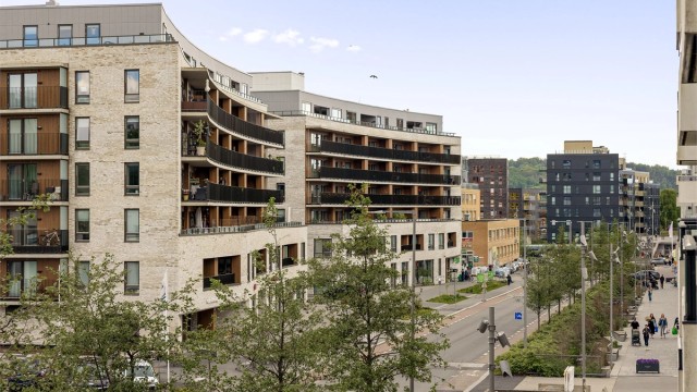 Leiligheten har en sentral, men tilbaketrukket beliggenhet i et område i sterk utvikling.